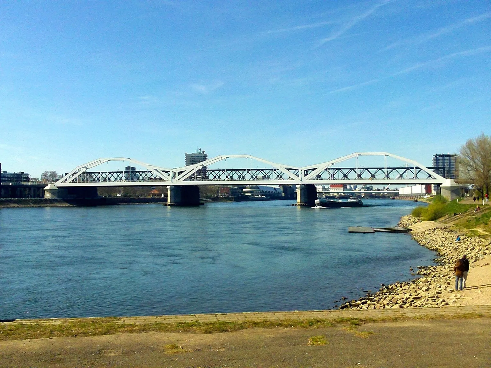 Rheinbrücke bei Ludwigshafen an einem sonnigen Tag mit blauem Himmel und Kiesufer