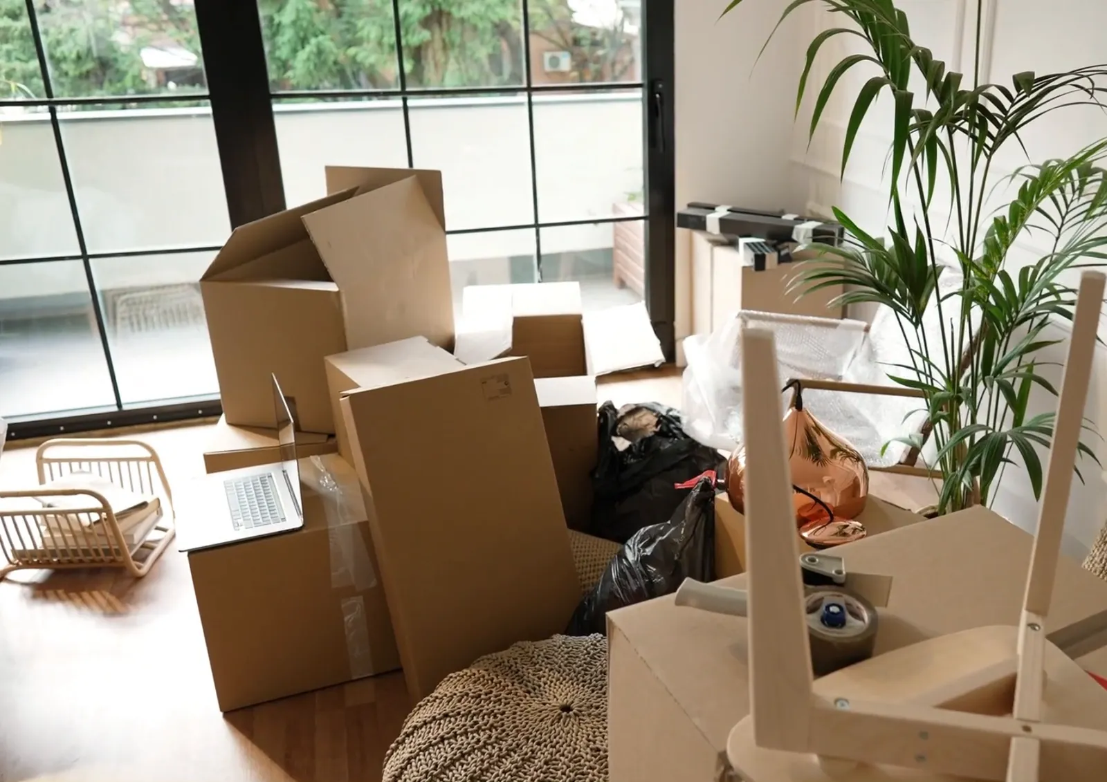 Möbel, Kartons und Säcke in einer Ludwigshafener Wohnung vor der Entrümpelung